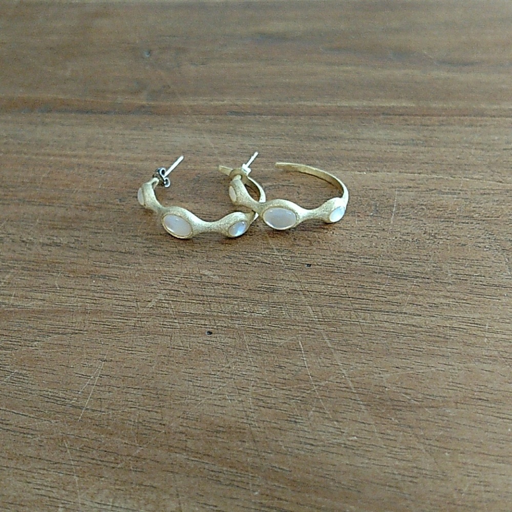 Unique gold tone earrings 💮